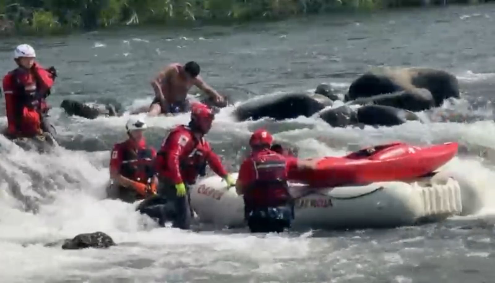 Videos: Así rescataron a niña atrapada en río Reventazón