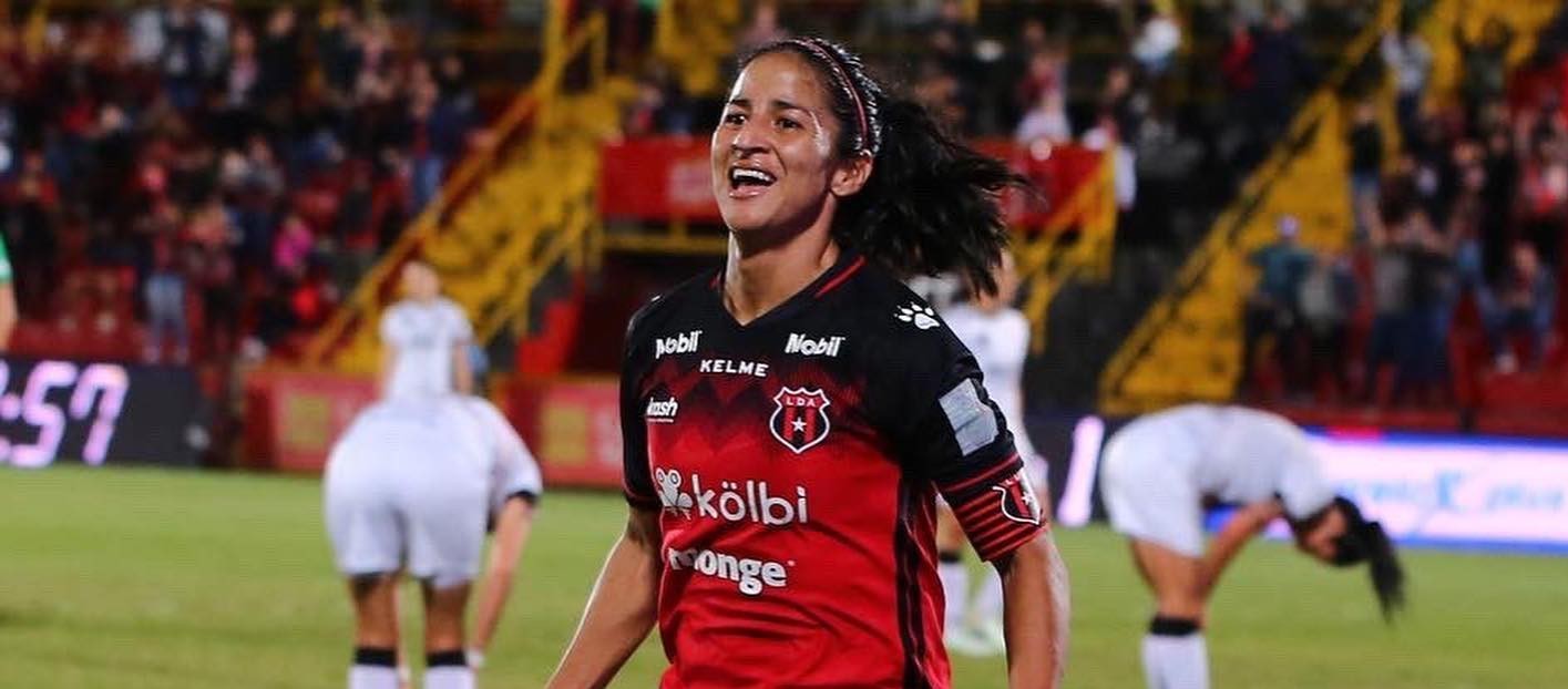 Shirley Cruz le tira con todo a jugadores de la Liga
