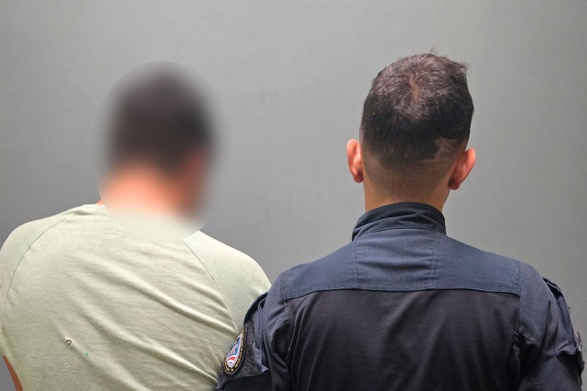 Sujeto intenta atropellar a oficial tras fuga de control vehicular