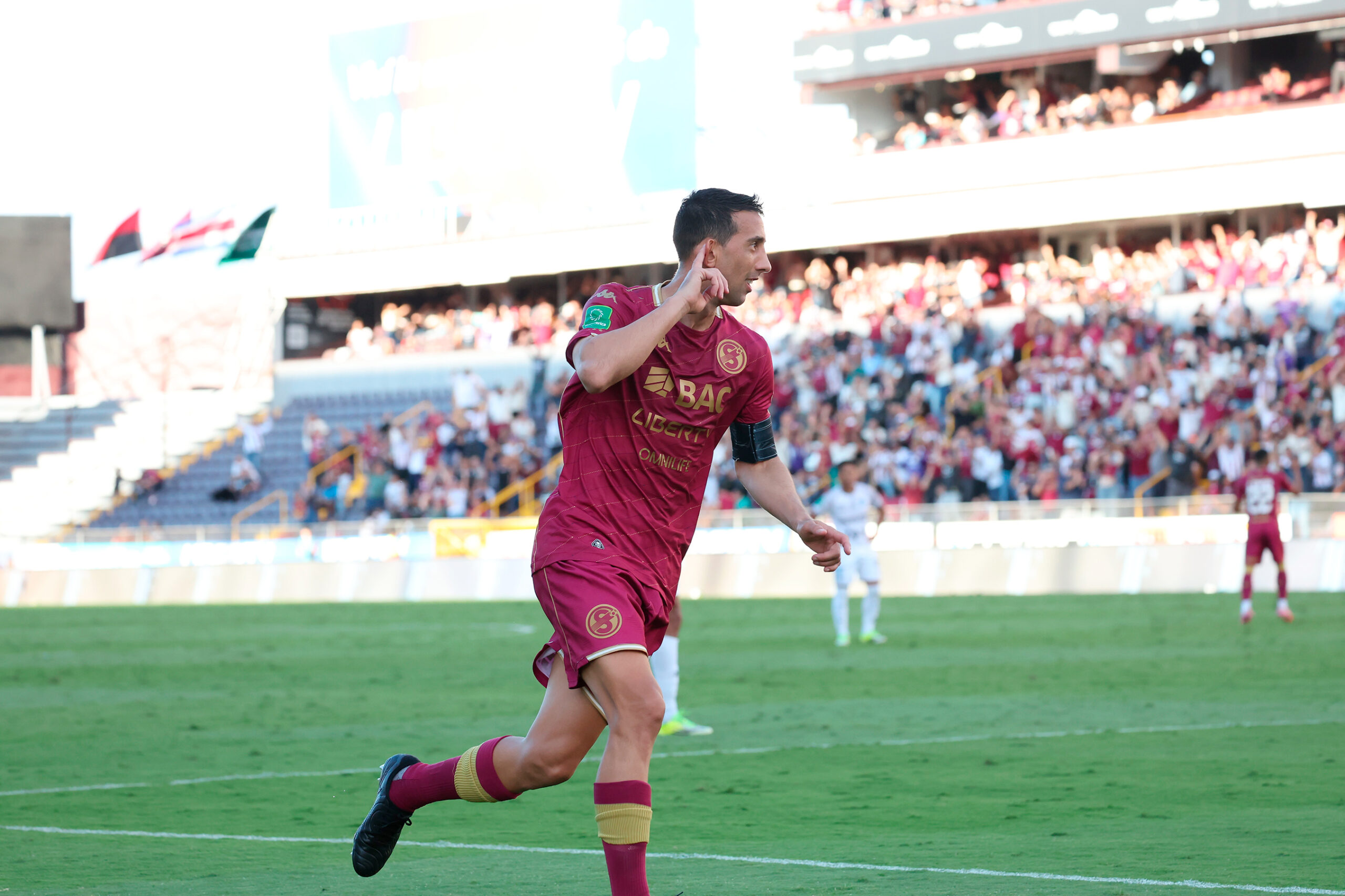 Mariano Torres sorprende afuera