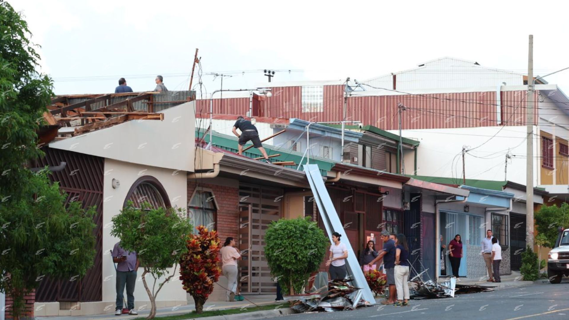 Desde el aire: video muestra la magnitud del tornado que destechó casas en Heredia