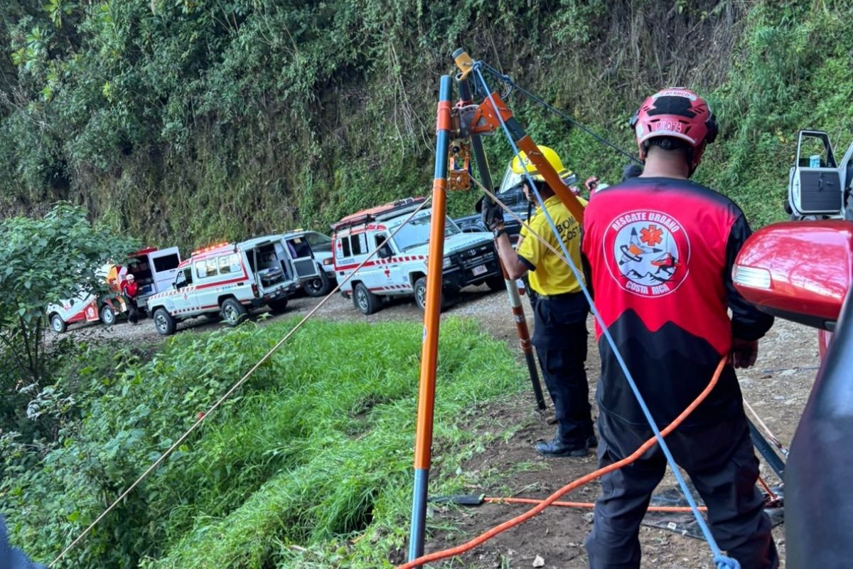 Vehículo cae a guindo de 150 metros: Confirman un fallecido y un crítico