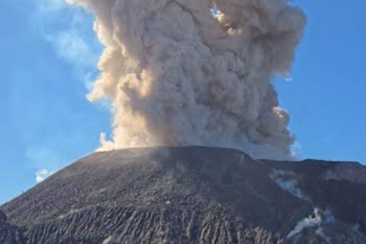 Senderistas se salvan de milagro tras explosión de volcán en Guatemala