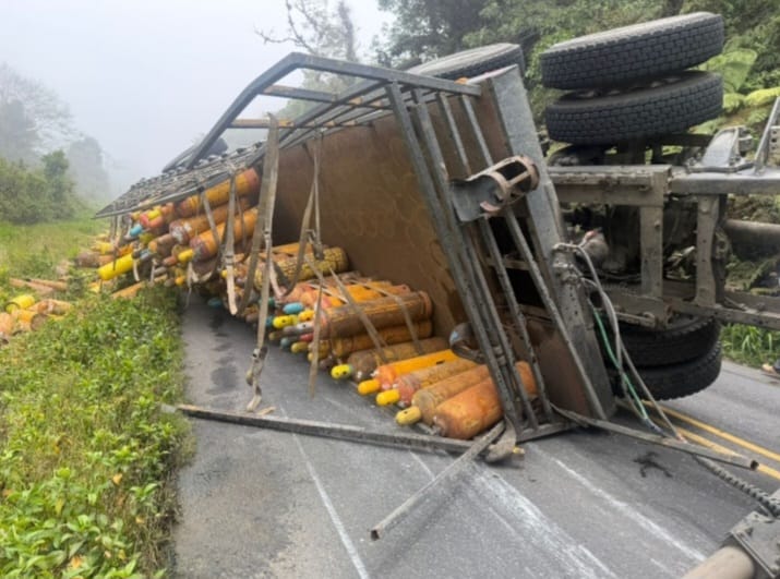 Camión se volcó en plena vía.