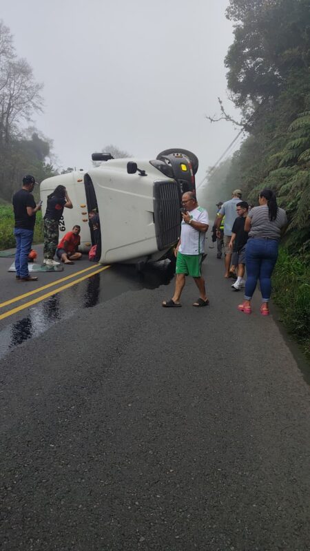 Camión se volcó en plena vía.