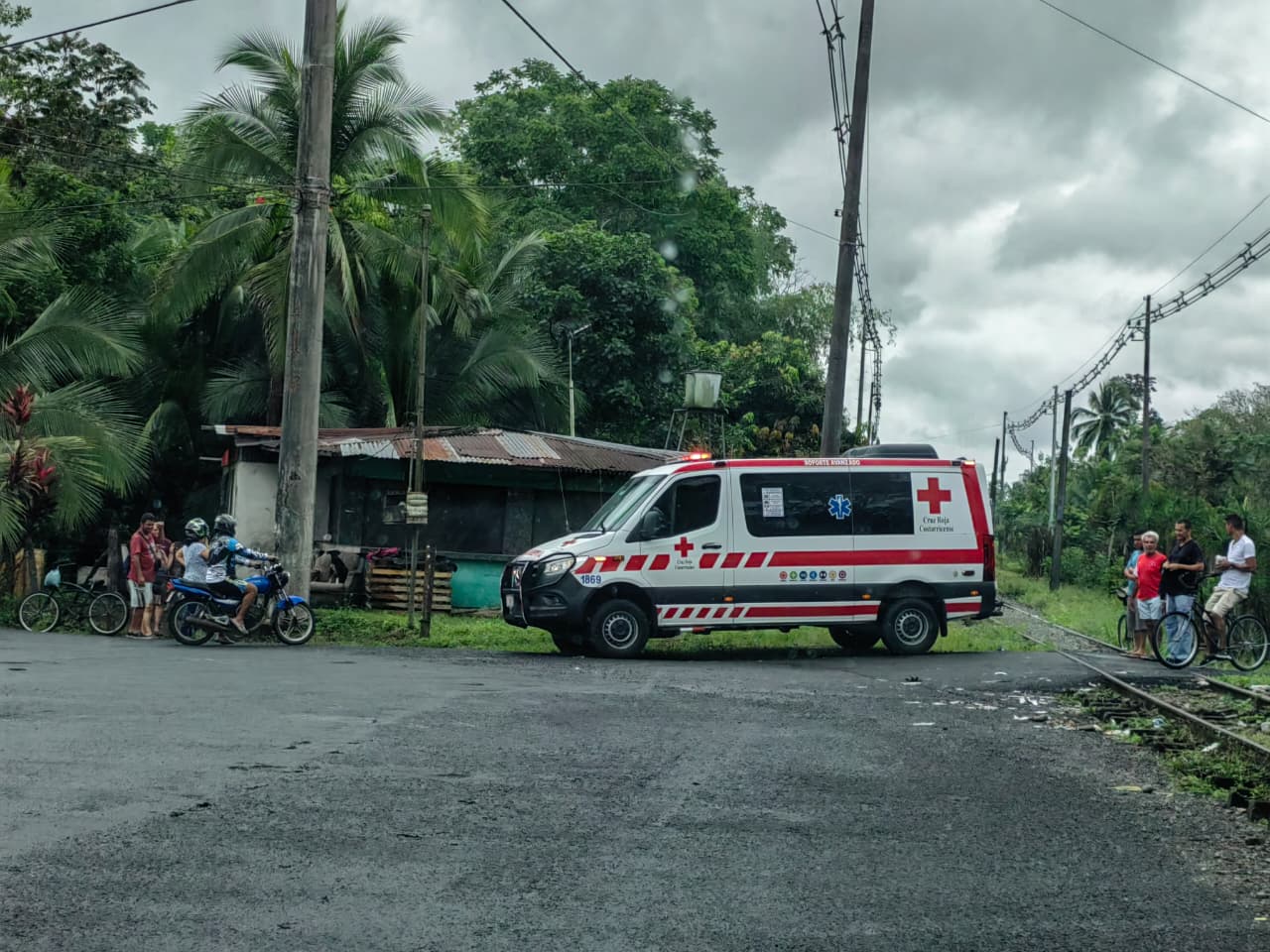Motociclista pierde la vida al chocar contra vivienda