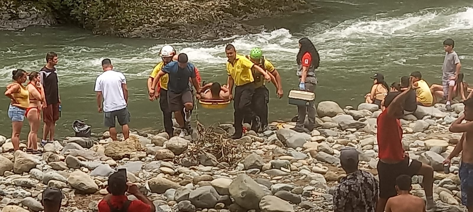 Video: Rescatan a dos personas en río Pejibaye
