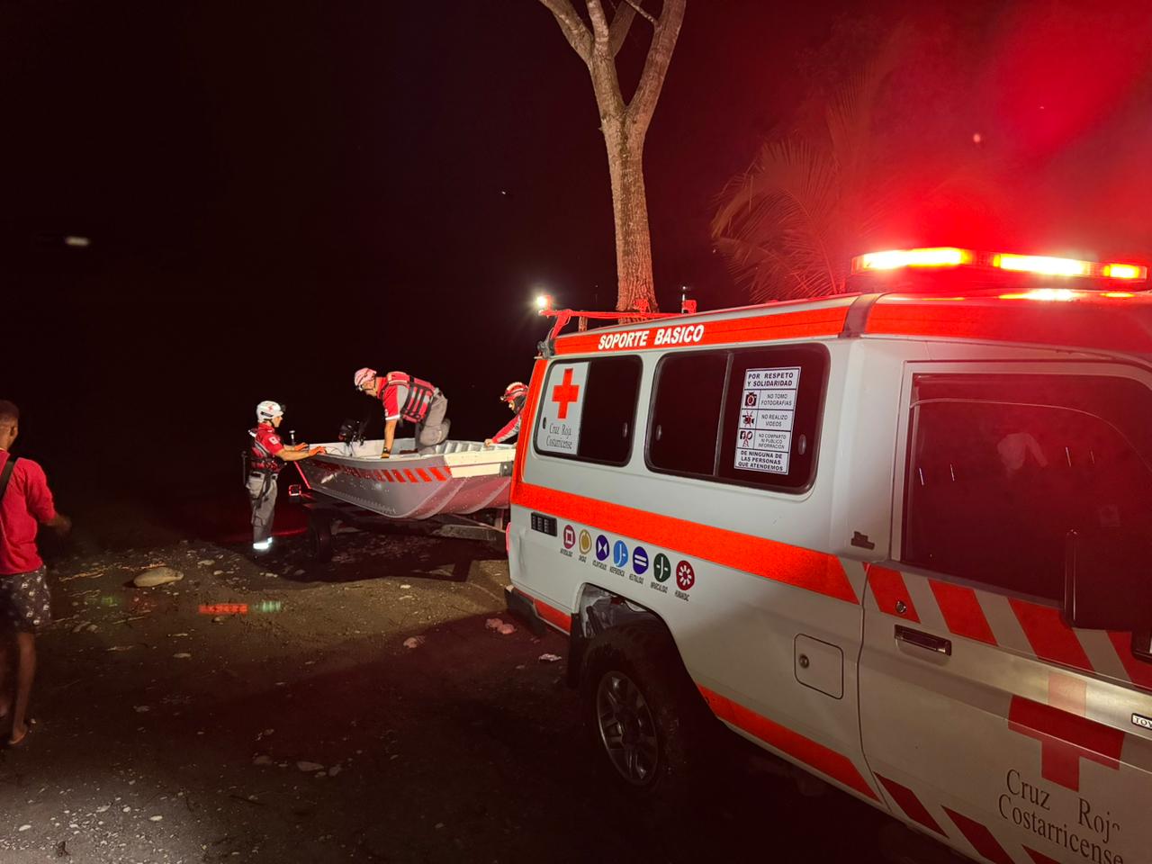 4 personas arrastradas por el mar en playa Cocles