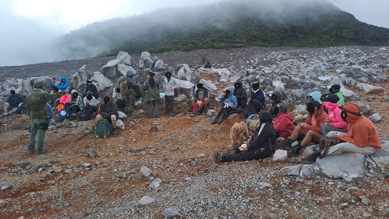 Detienen a 30 turistas que ingresaron ilegalmente al volcán Poás