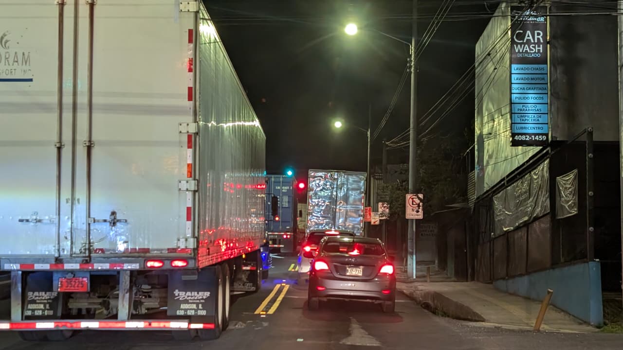 Accidente de camiones cierra paso por Curridabat