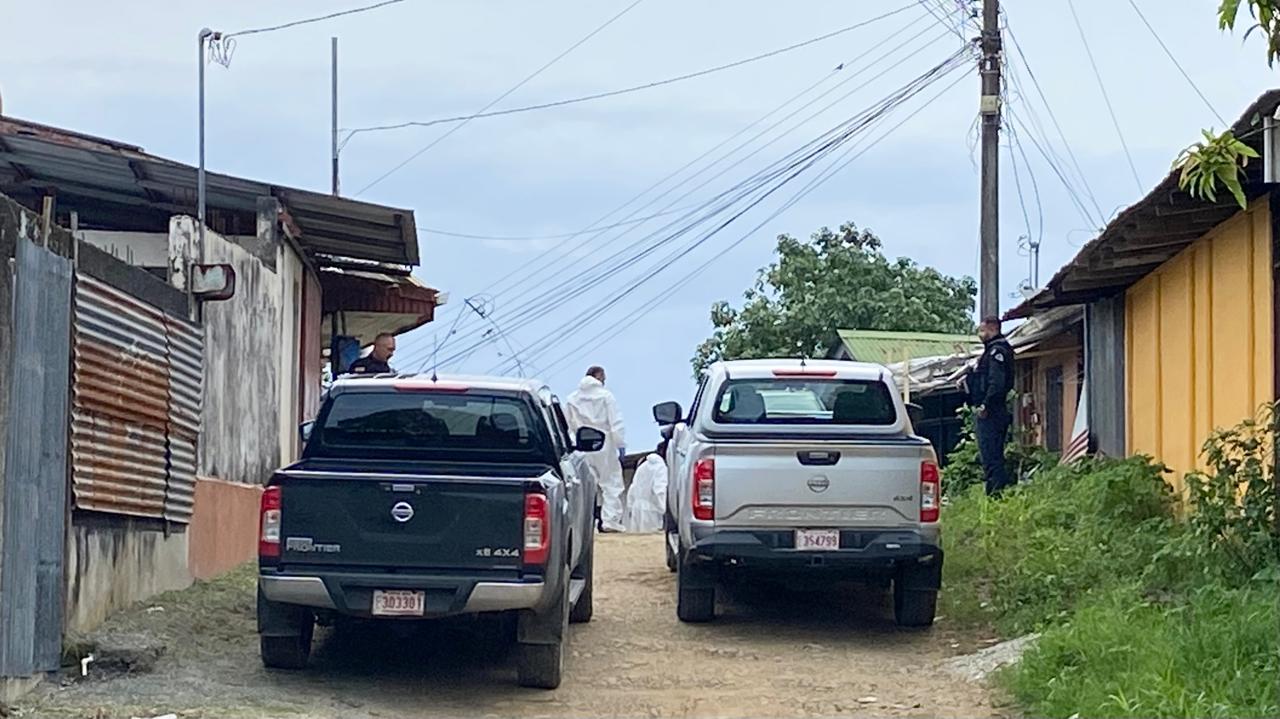 Sujetos matan a hombre y escapan a pie en Limón
