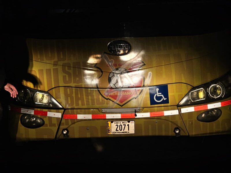 Aficionados del Cartaginés vandalizaron bus del Herediano