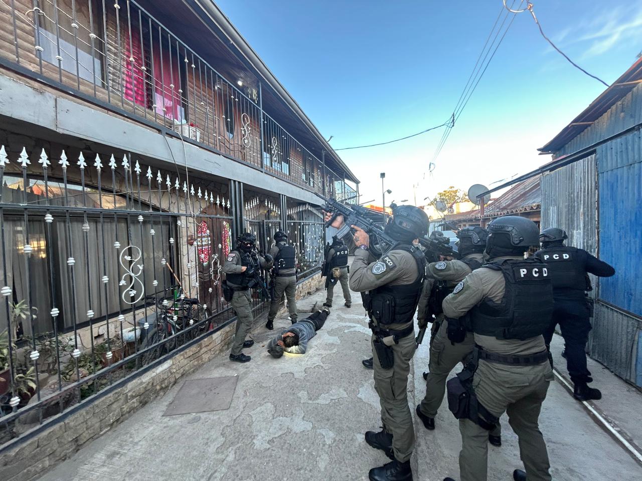 Escopeta, drogas y efectivo: Todo esto le decomisaron a “Los Maruja”