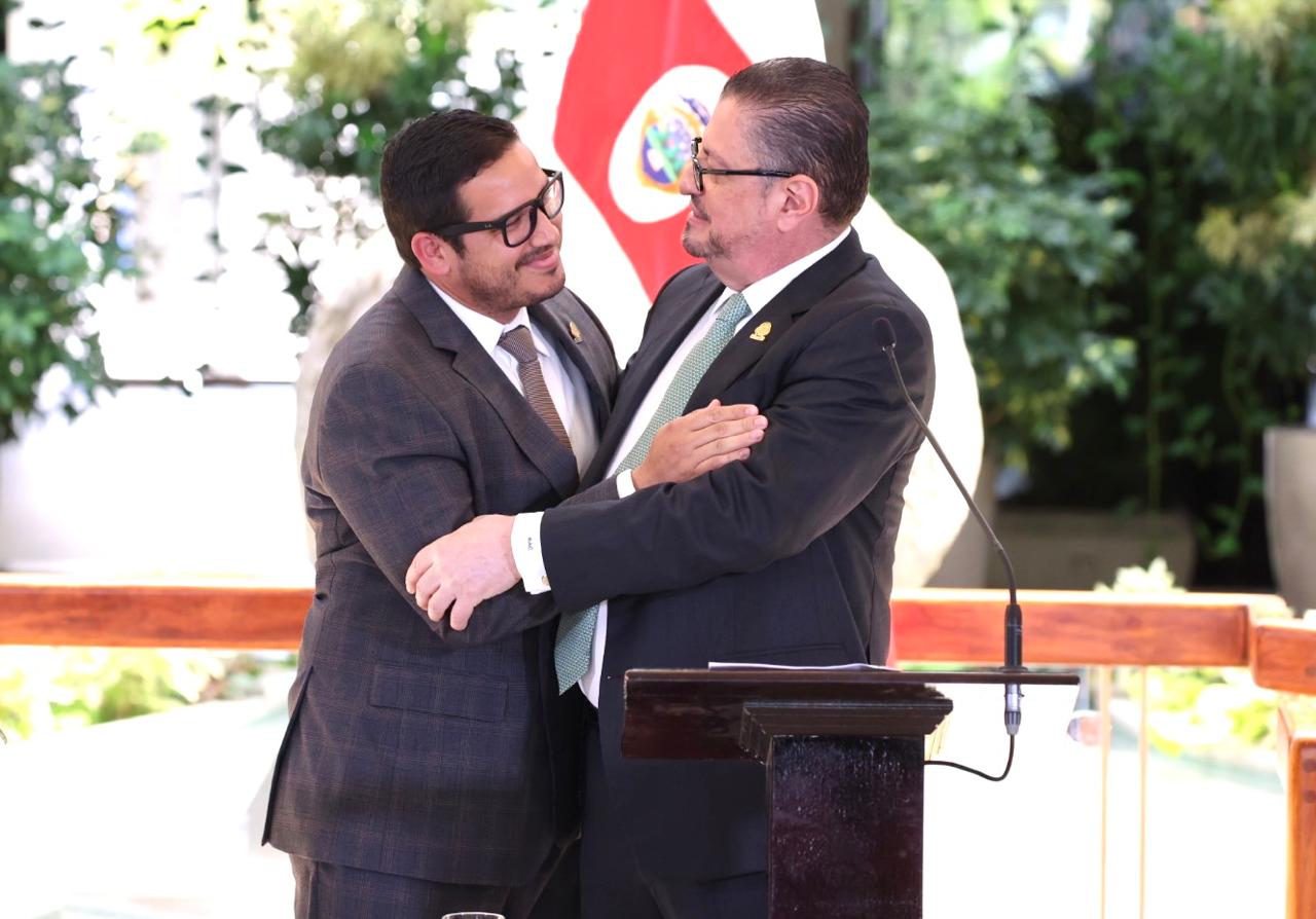 Chaves despide a ministro de Agricultura: “Él se comió la bronca”