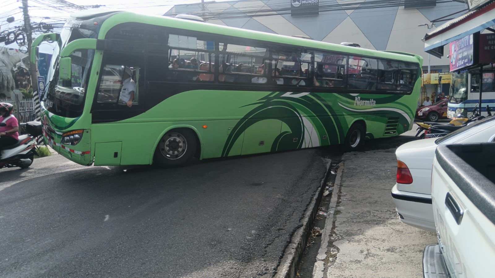 Foto: Bus se sale de la vía y queda sobre acera en Desamparados