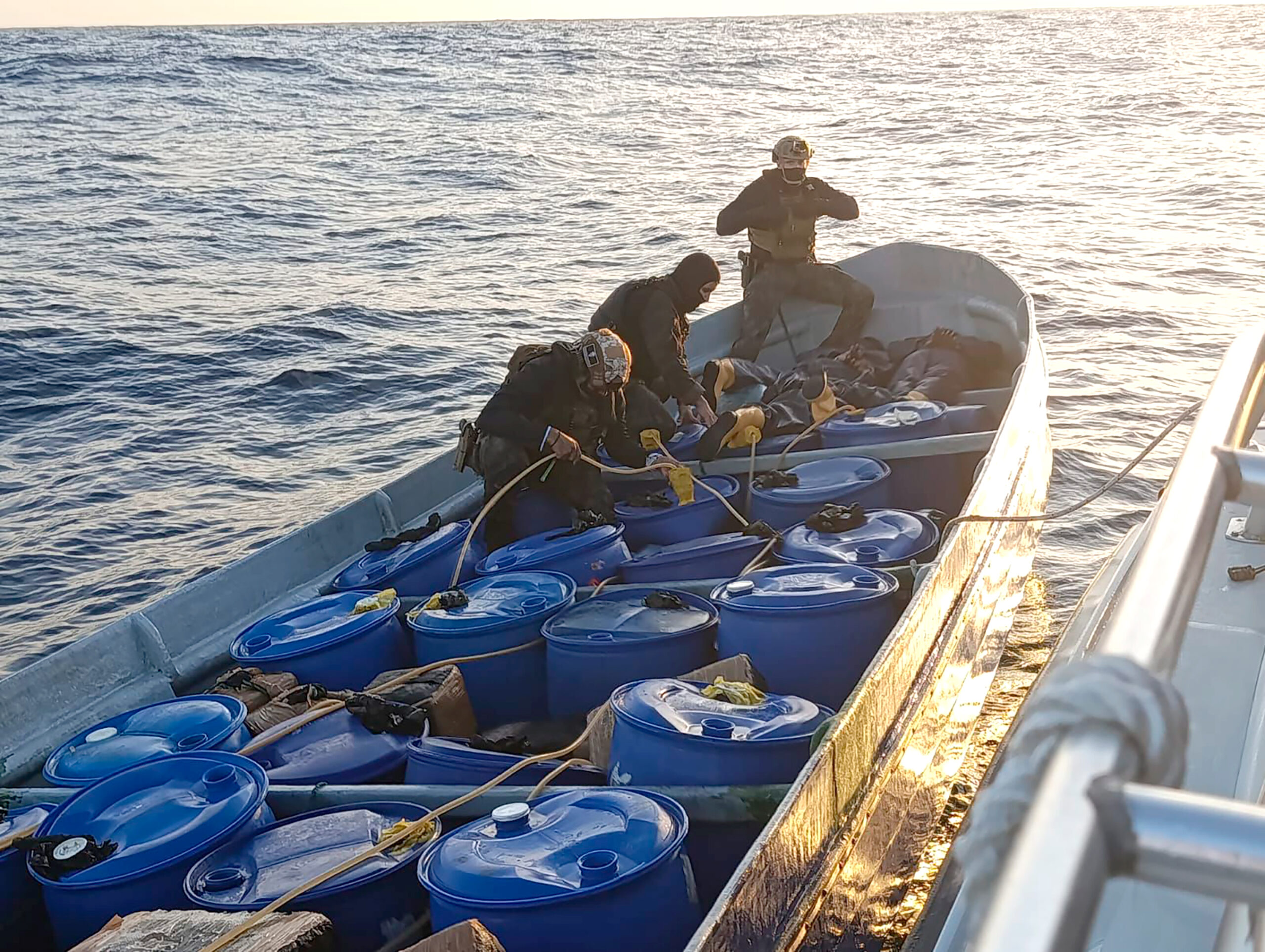 Interceptan lancha con 1.9 toneladas de cocaína