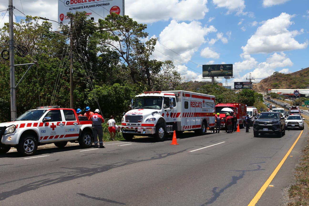 Hombre muere electrocutado cuando cortaba ramas en Escazú
