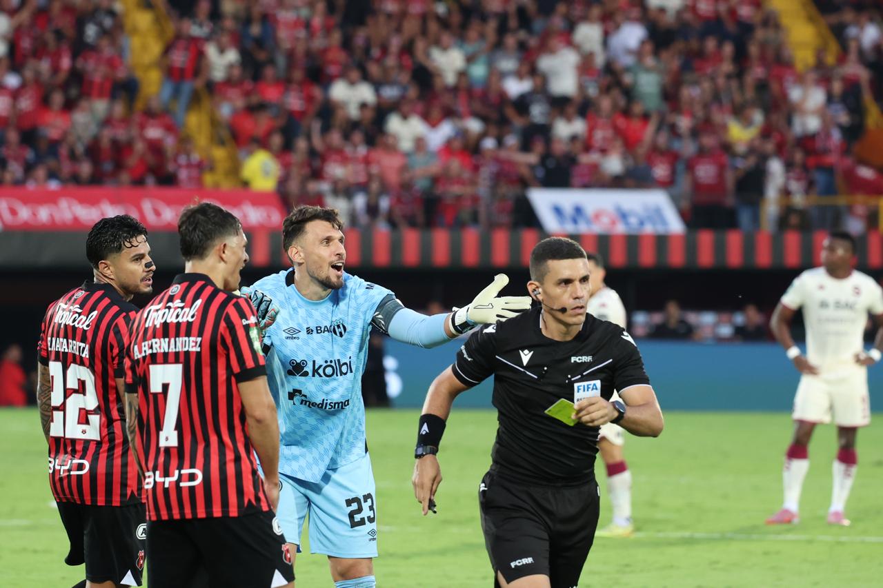 “Lo agarran de la camiseta”: Jugadores manudos reclaman penal