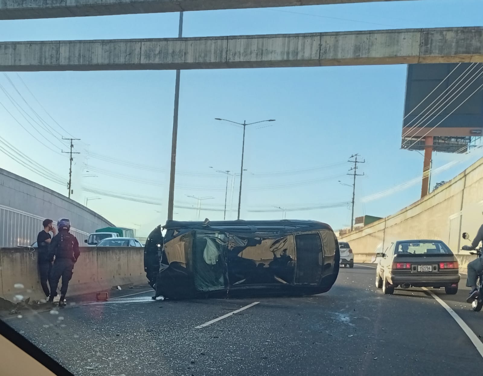 Fuerte accidente termina en vuelco en Circunvalación: Así quedó la escena
