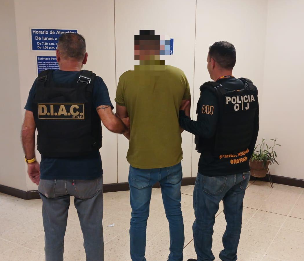Detienen a 2 hombres por bajonazos en Orotina