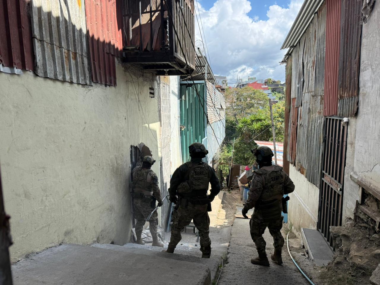 Video: OIJ allana búnker con grafiti de cártel narco en Purral