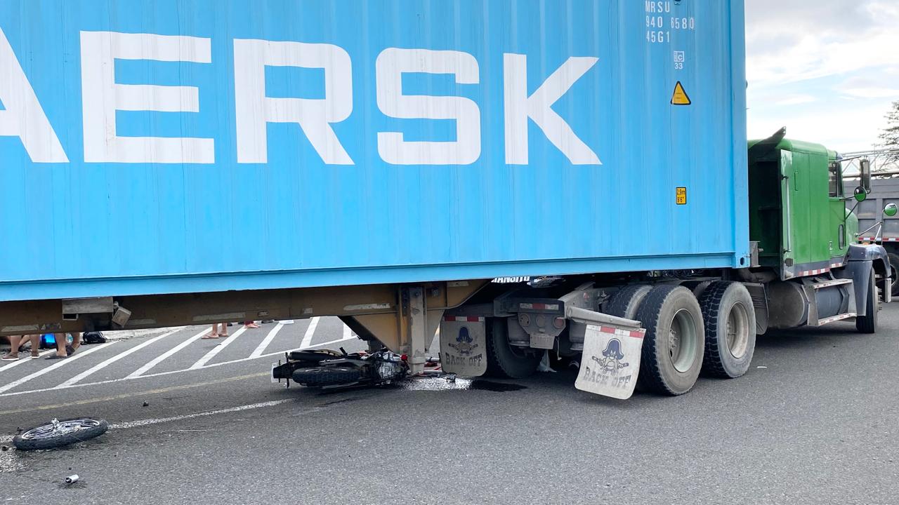 Motociclista colisiona contra tráiler y muere prensado debajo de las llantas