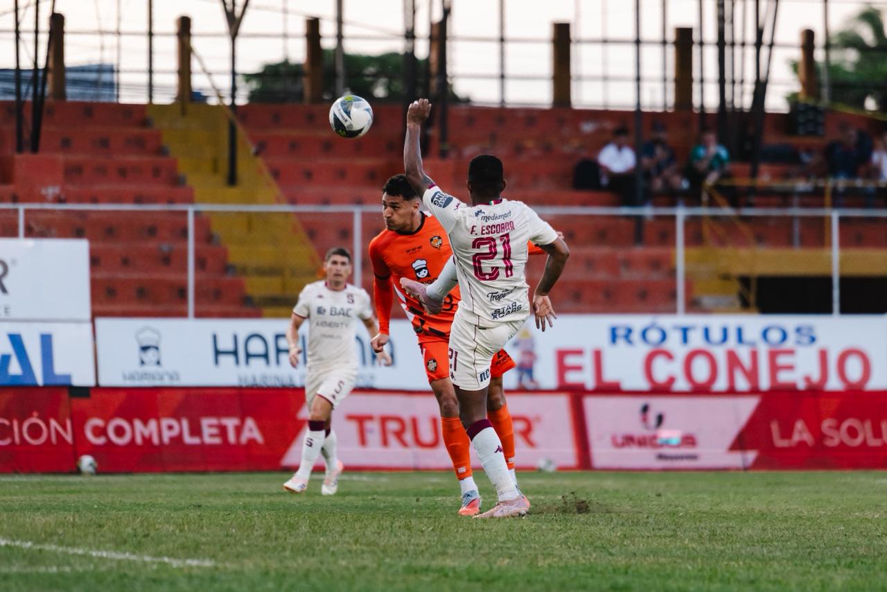 Esto habría provocado riña entre aficionados en juego Puntarenas–Saprissa