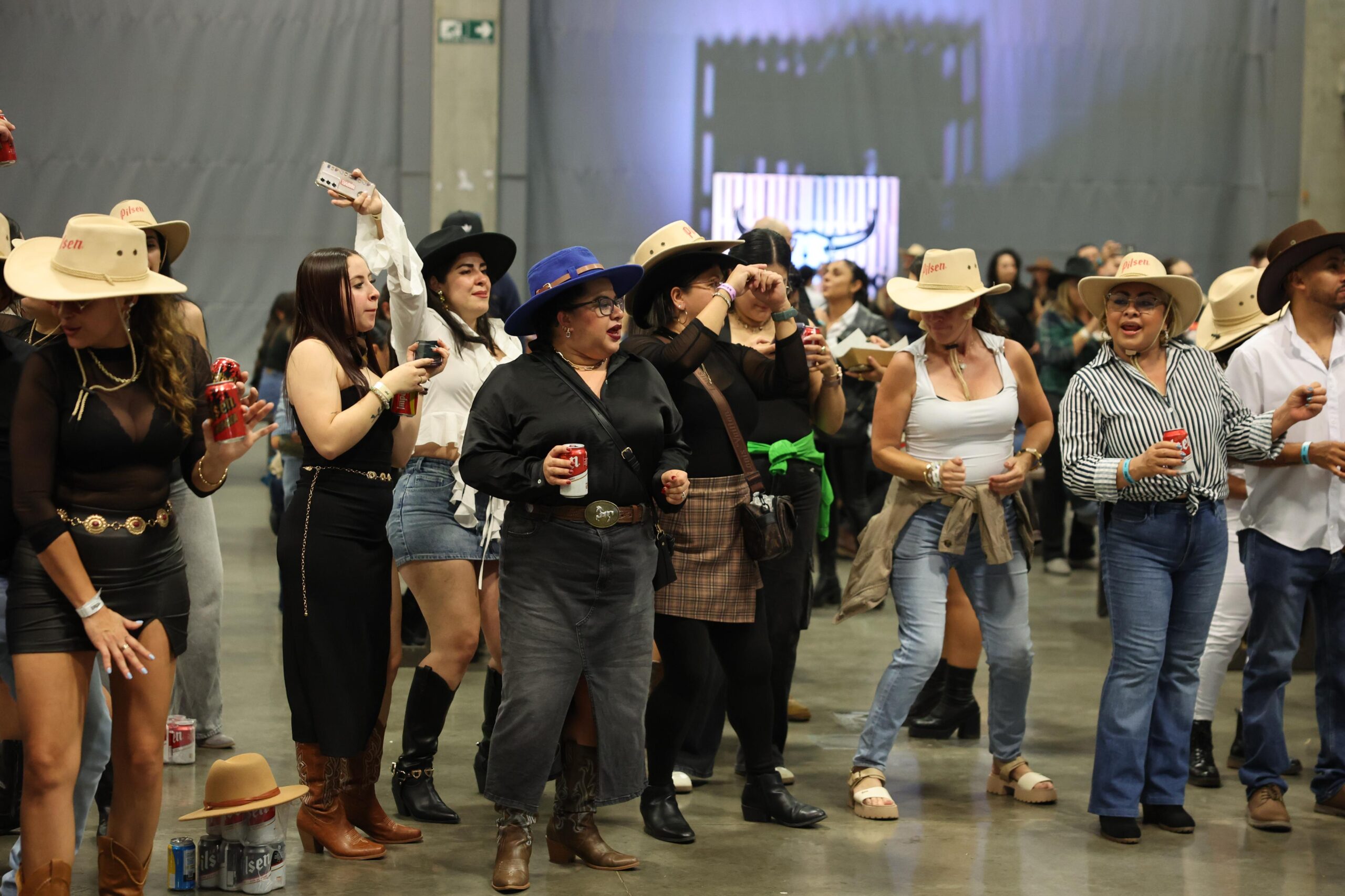 Miles calientan la noche para ver a Grupo Frontera