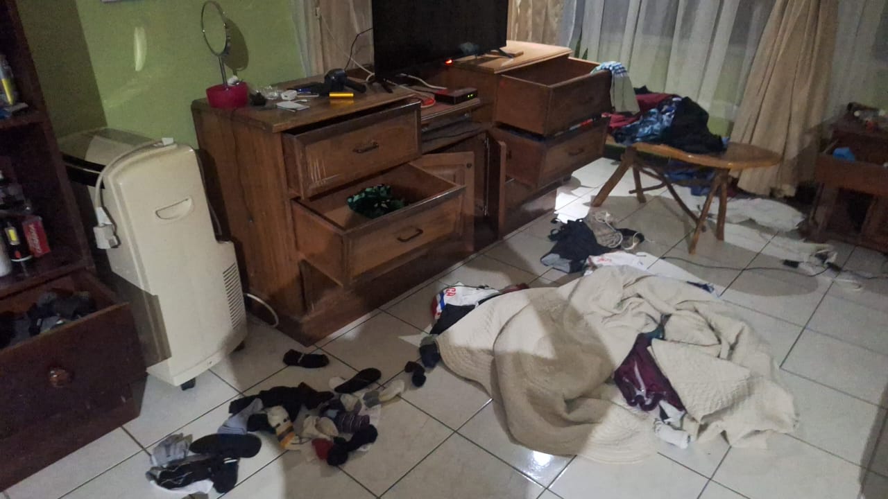 Ladrones se llevan valiosa colección de armas de  casa de alcalde