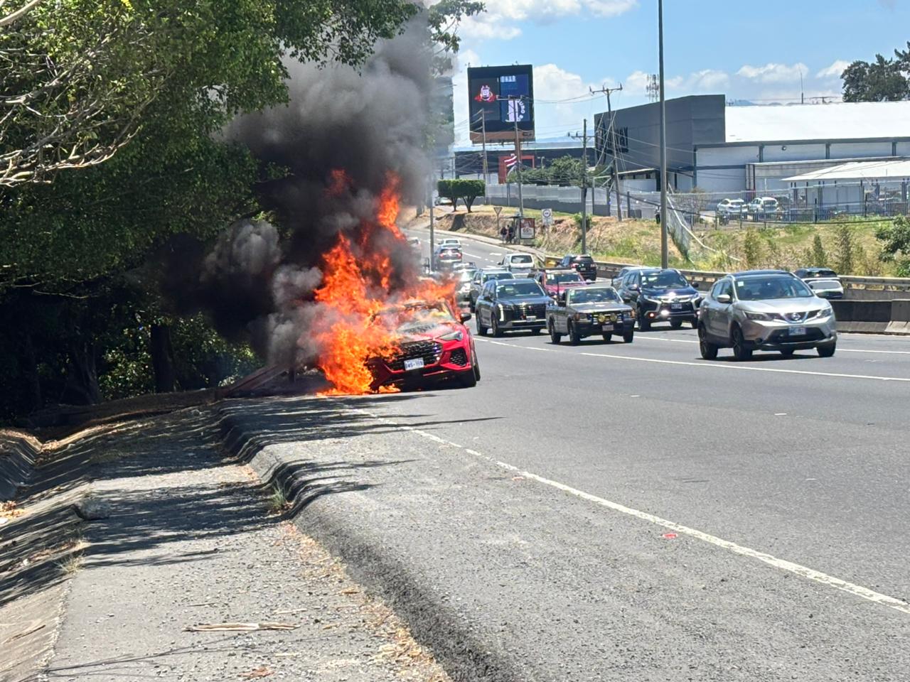 Fotos y video: Carro de lujo prende fuego en plena Ruta 27