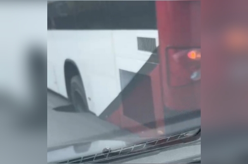 Video: Bus se hunde en plena calle en Alajuela