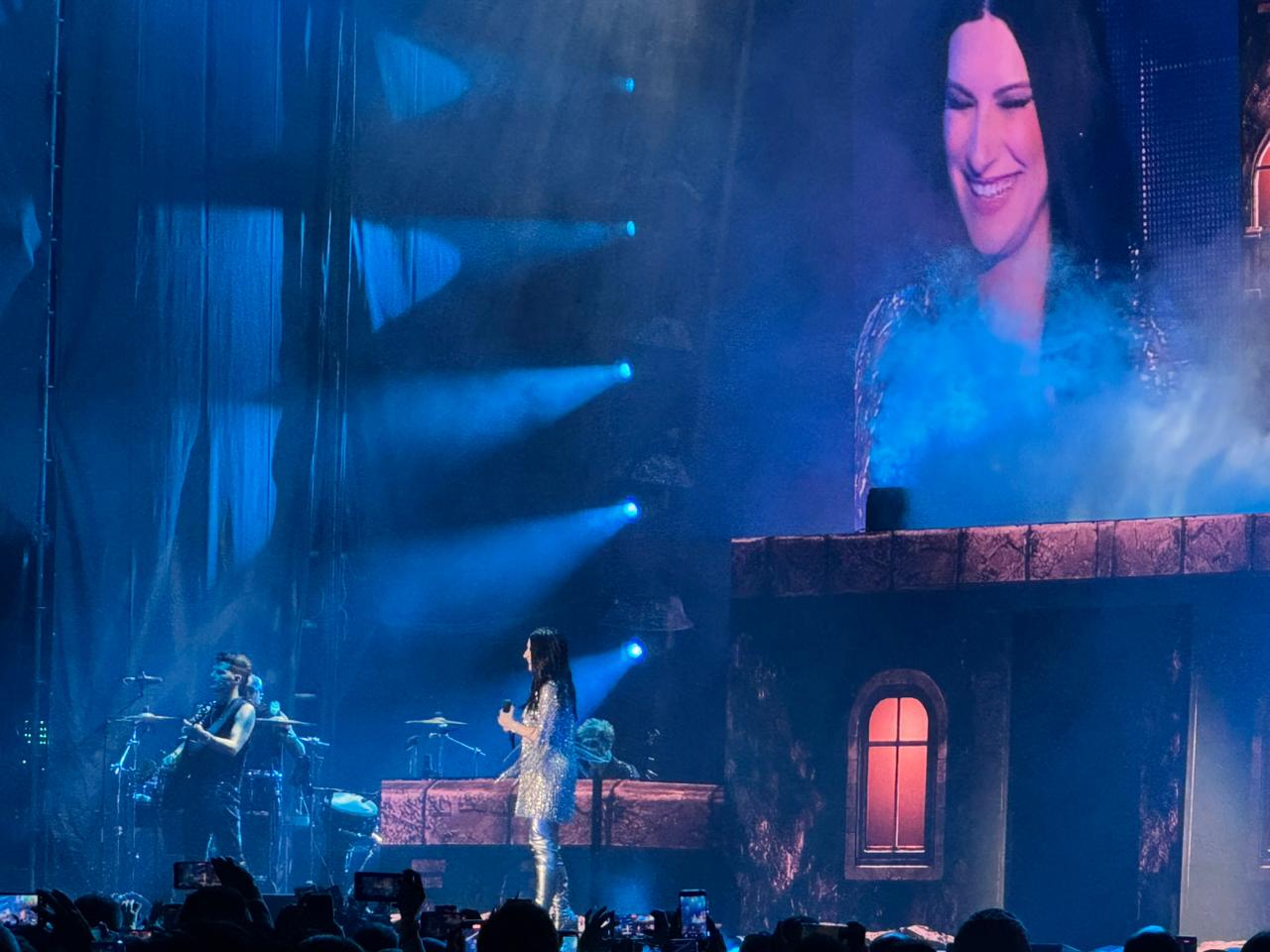 Laura Pausini deslumbra en una noche de recuerdos musicales