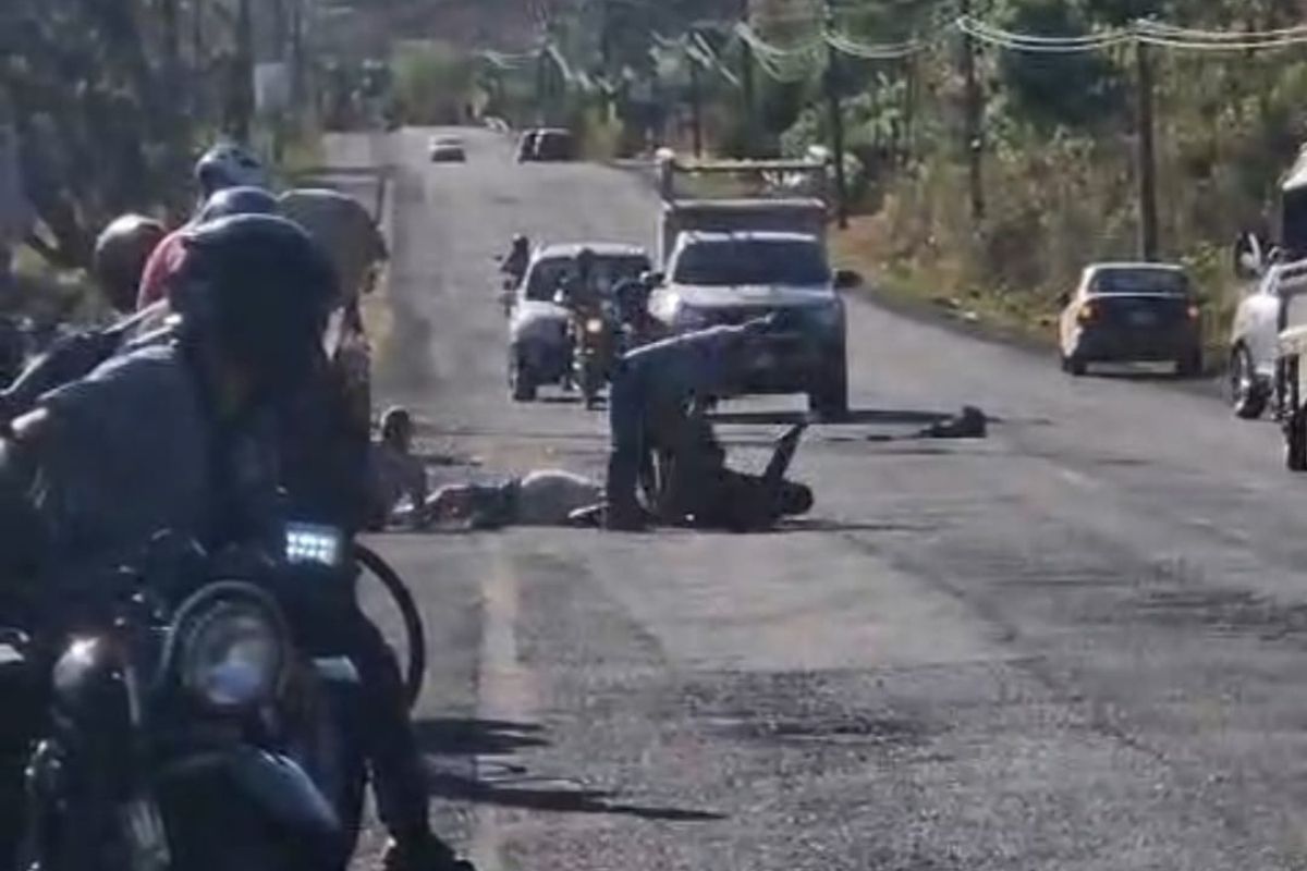 Zafarrancho a machetazos en vía pública deja 2 hombres heridos