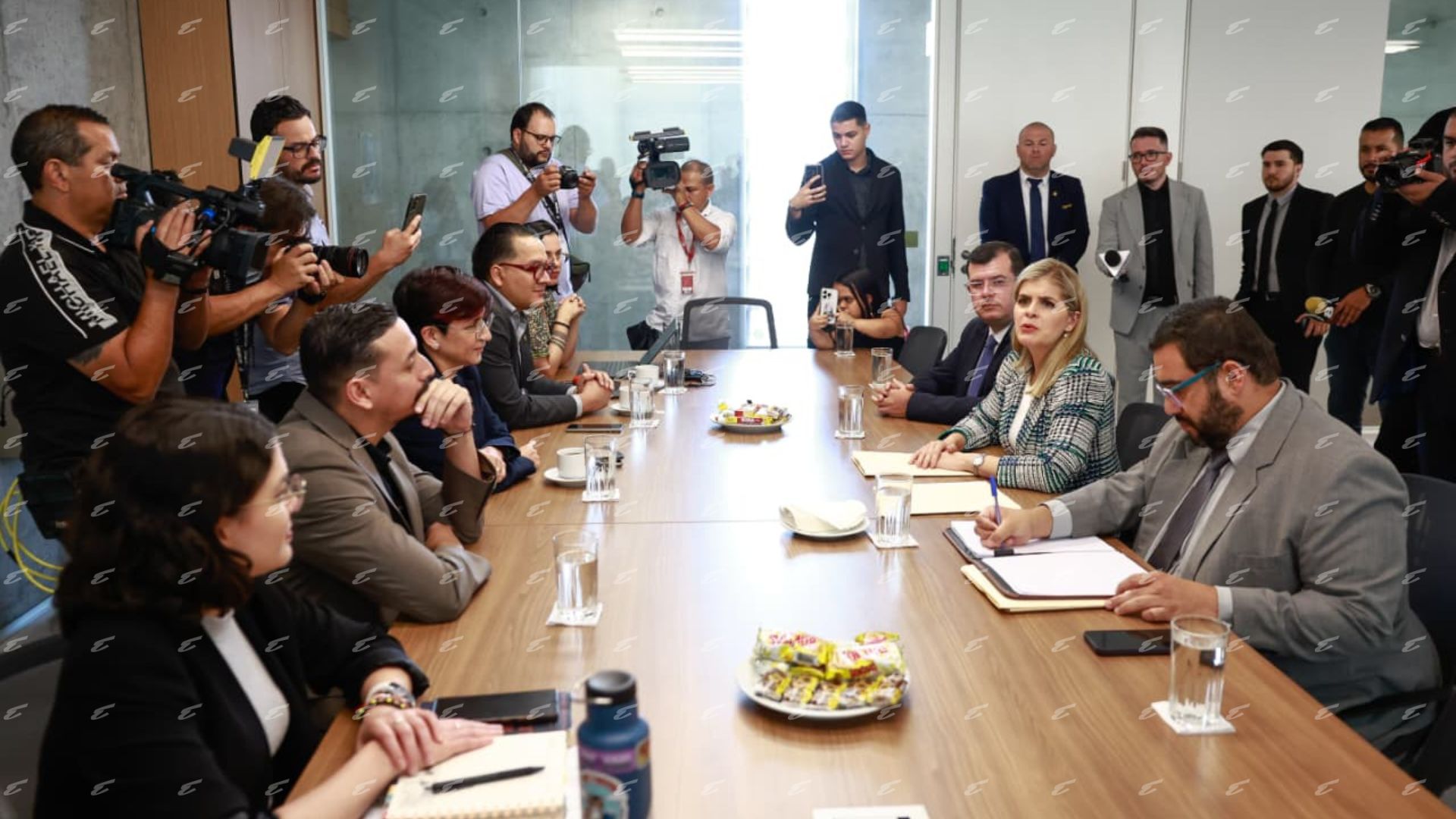 Laura Fernández se reúne con fracción del Frente Amplio