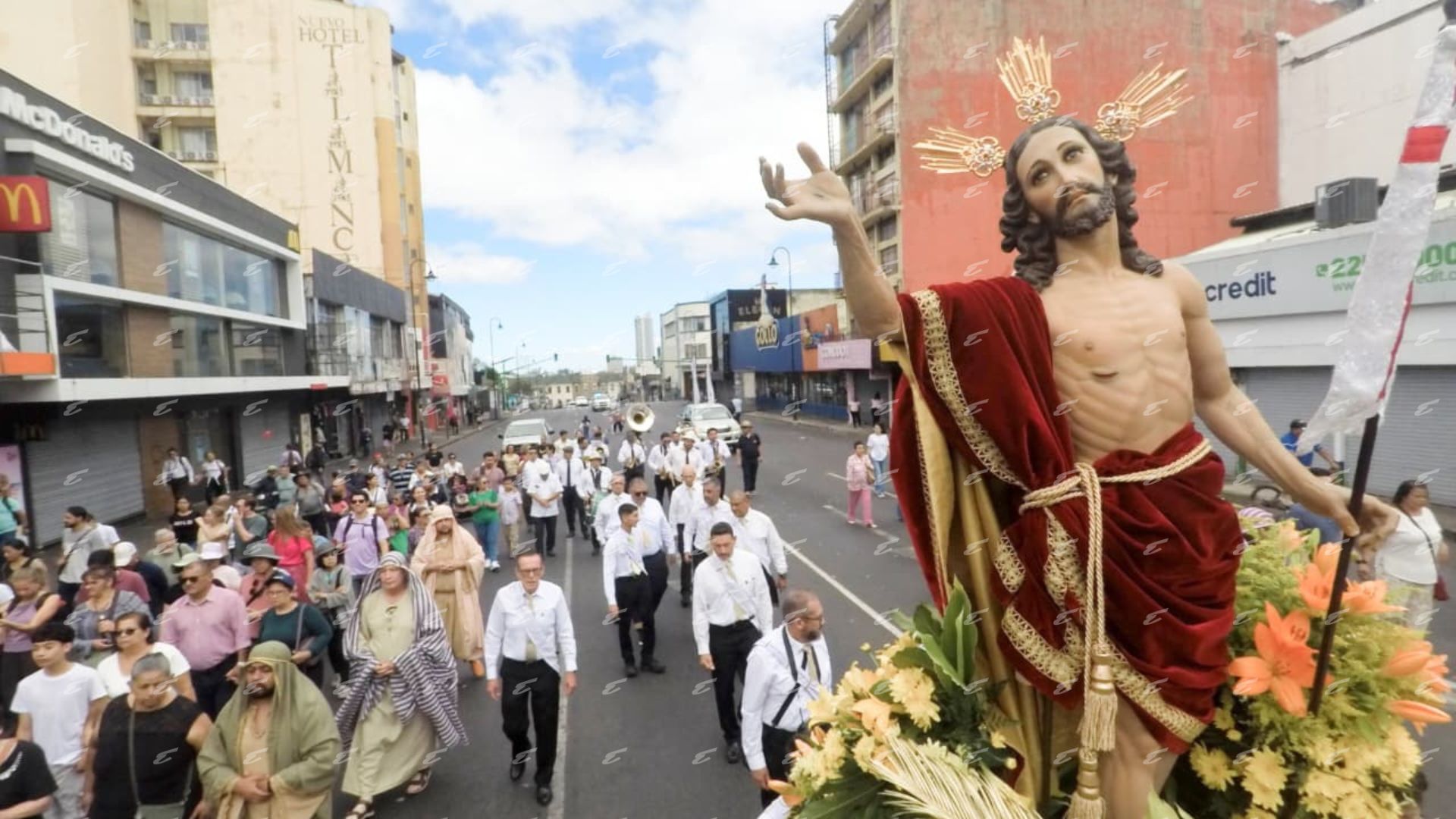 Domingo de Resurrección reunió a cientos de fieles en la capital