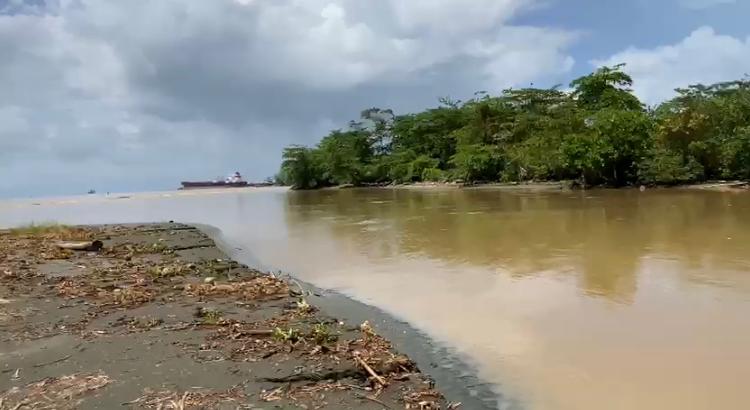 Derrame de diésel en río cumple 24 horas: Vecinos denuncian fuertes olores