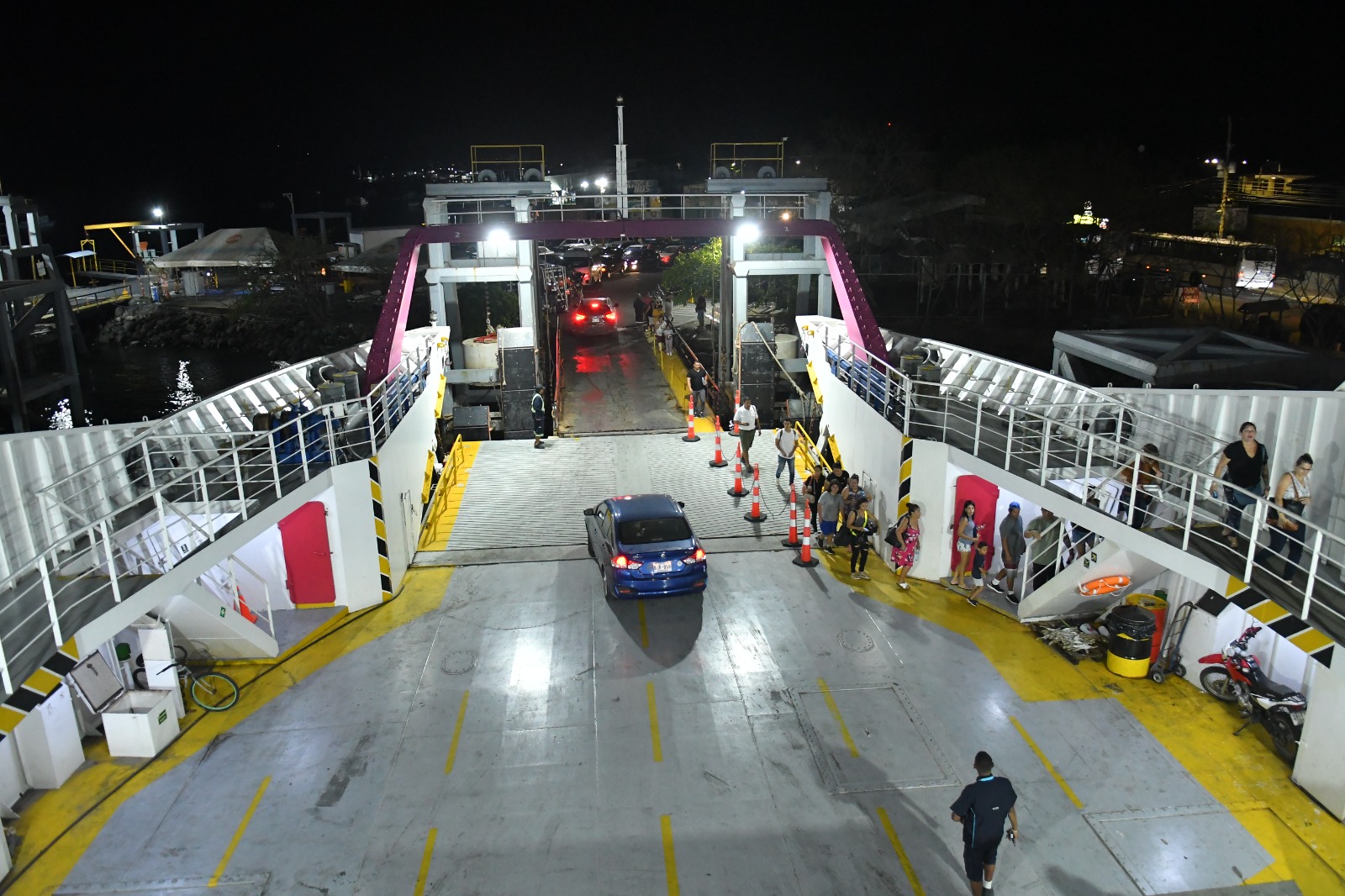 Vehículo se incendia dentro de ferry de Puntarenas