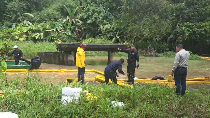 Derrame de diésel contamina ríos y puertos en Limón