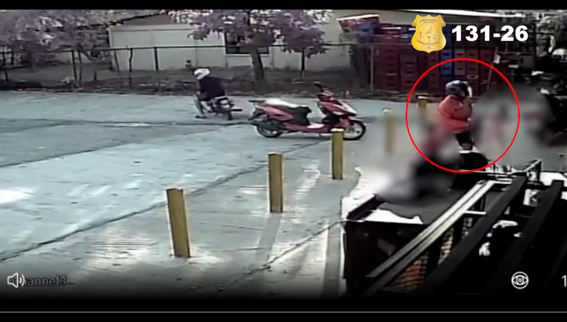 Video de asalto armado en local: Niños pasan corriendo en medio del peligro