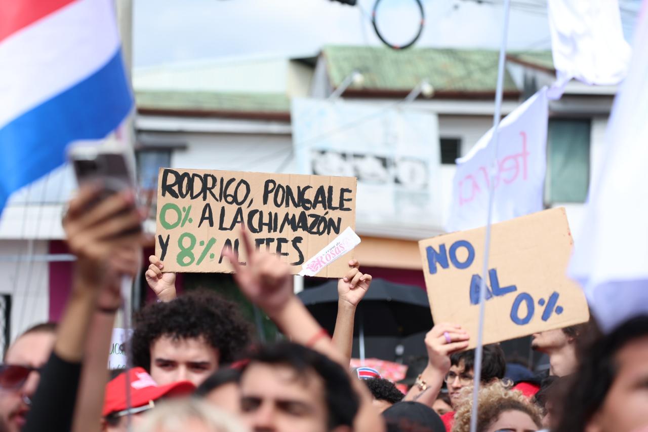 Estudiantes se manifiestan a las afueras de Casa Presidencial