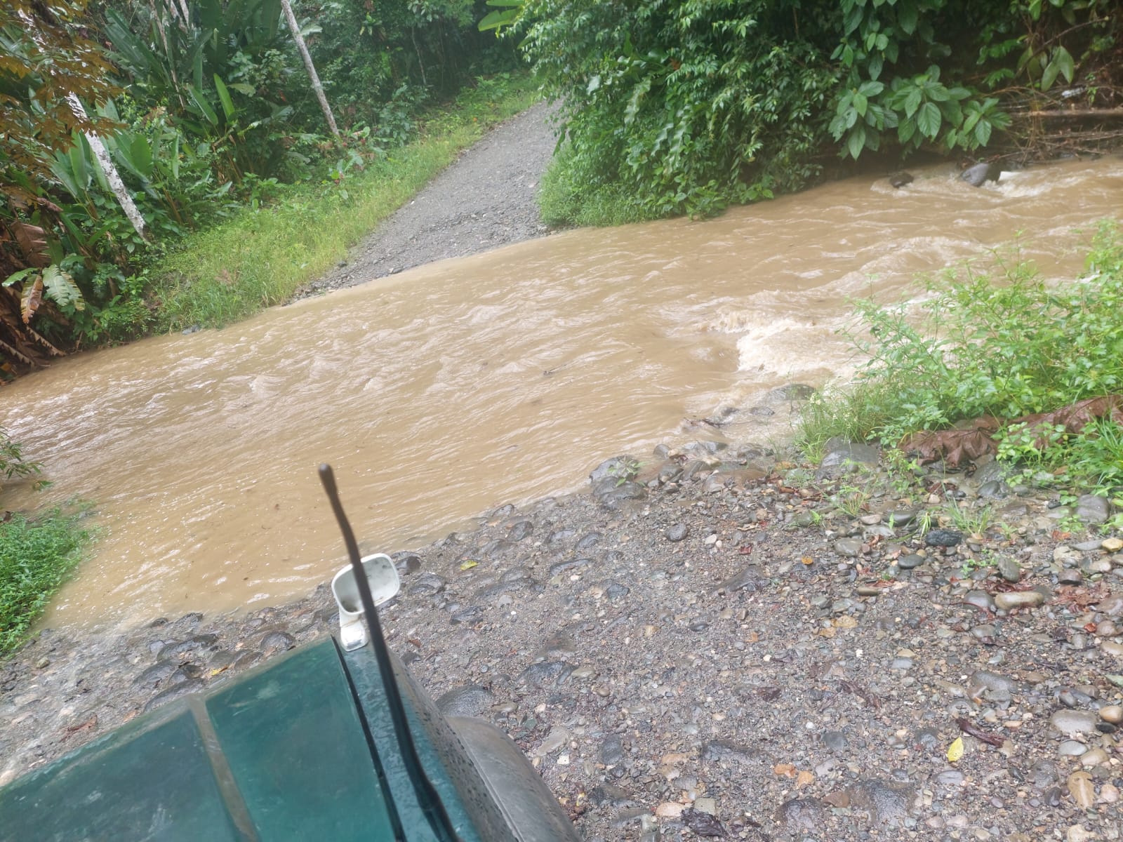 Aumento en caudal de río cierra paso en zonas indígenas de Limón