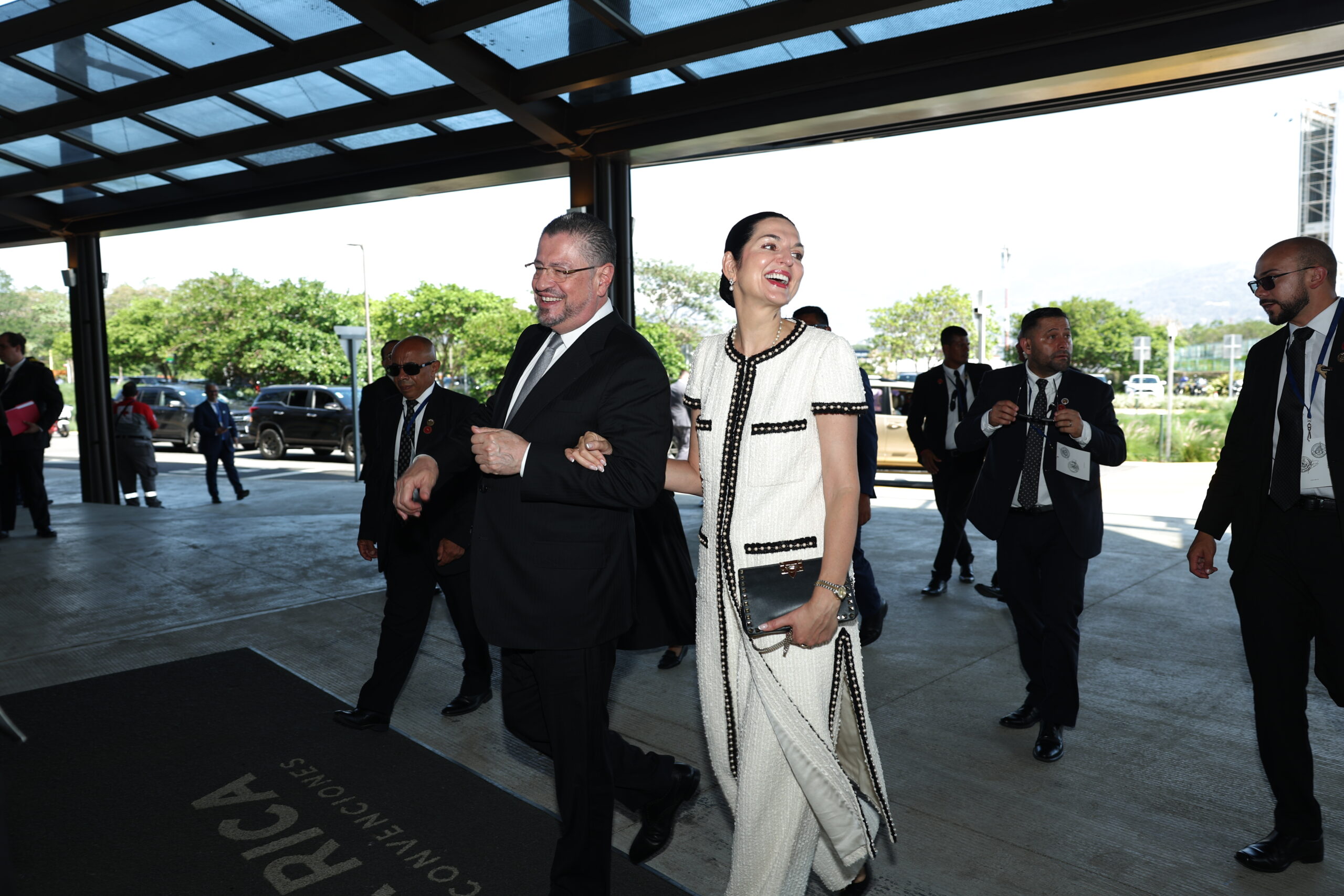 Expresidente Chaves llega al Centro de Convenciones