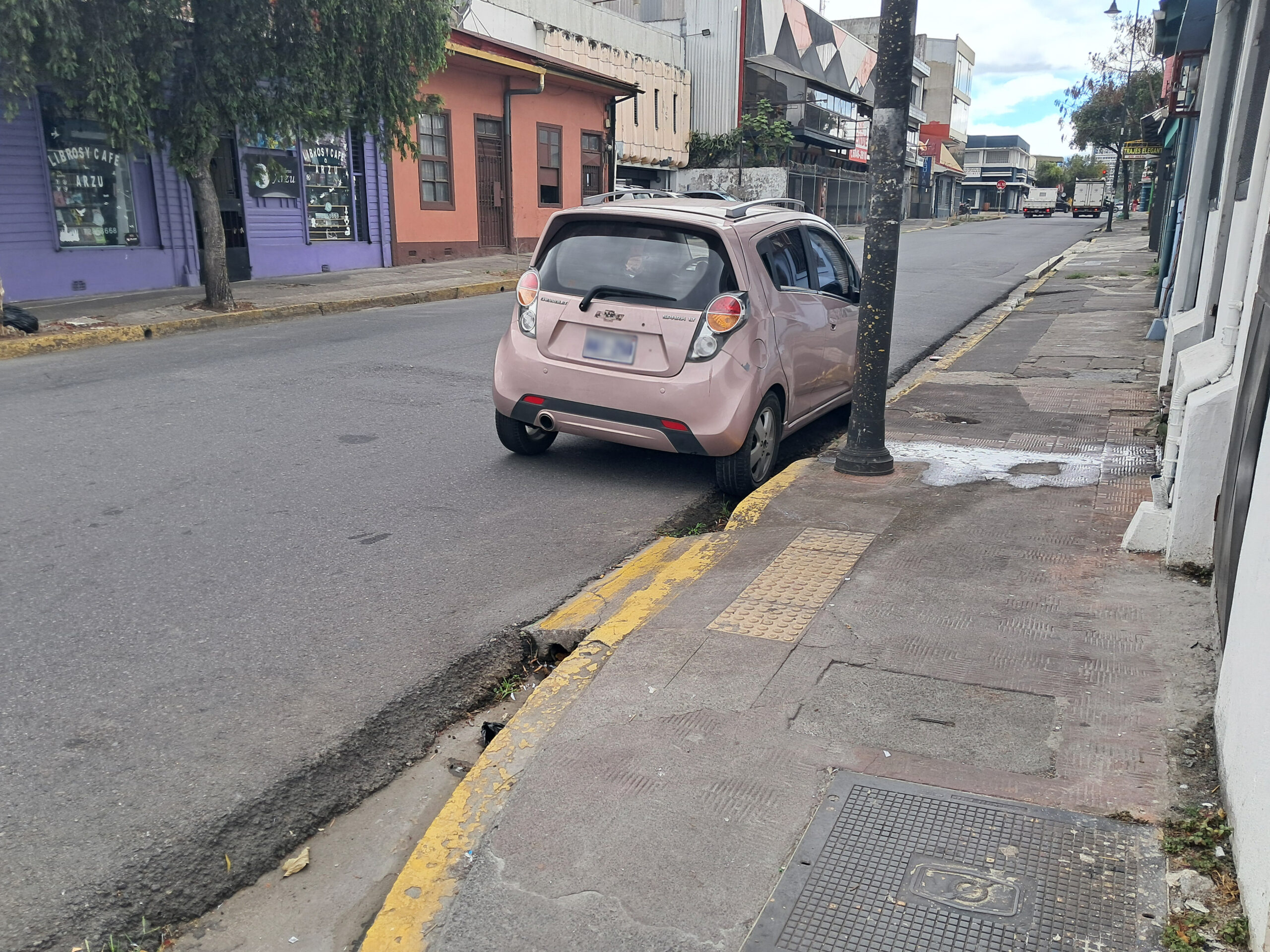 Tránsito multa a un conductor cada 17 minutos por mal estacionamiento