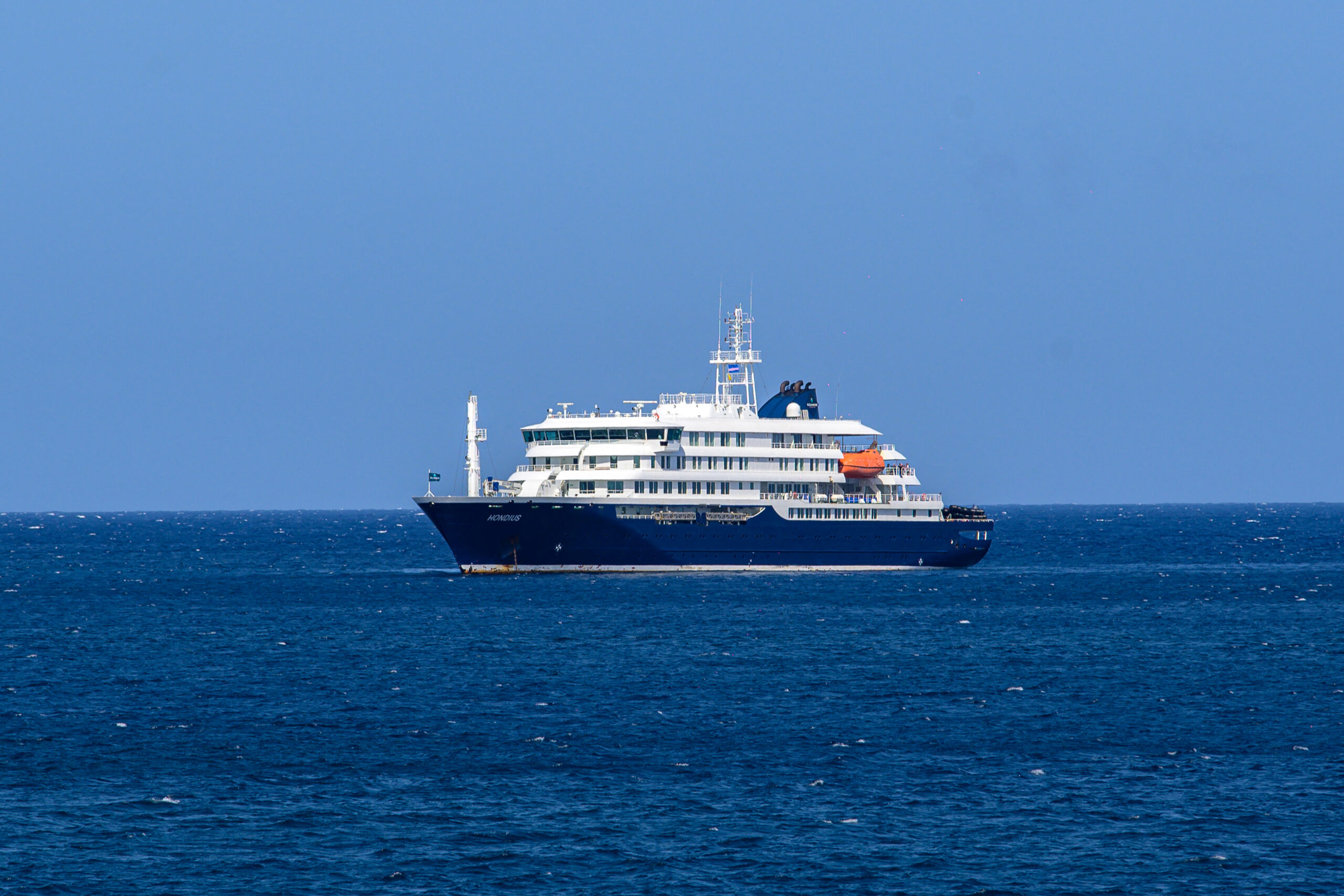 Dos muertos por un foco de síndrome respiratorio agudo en un crucero entre Argentina y Cabo Verde