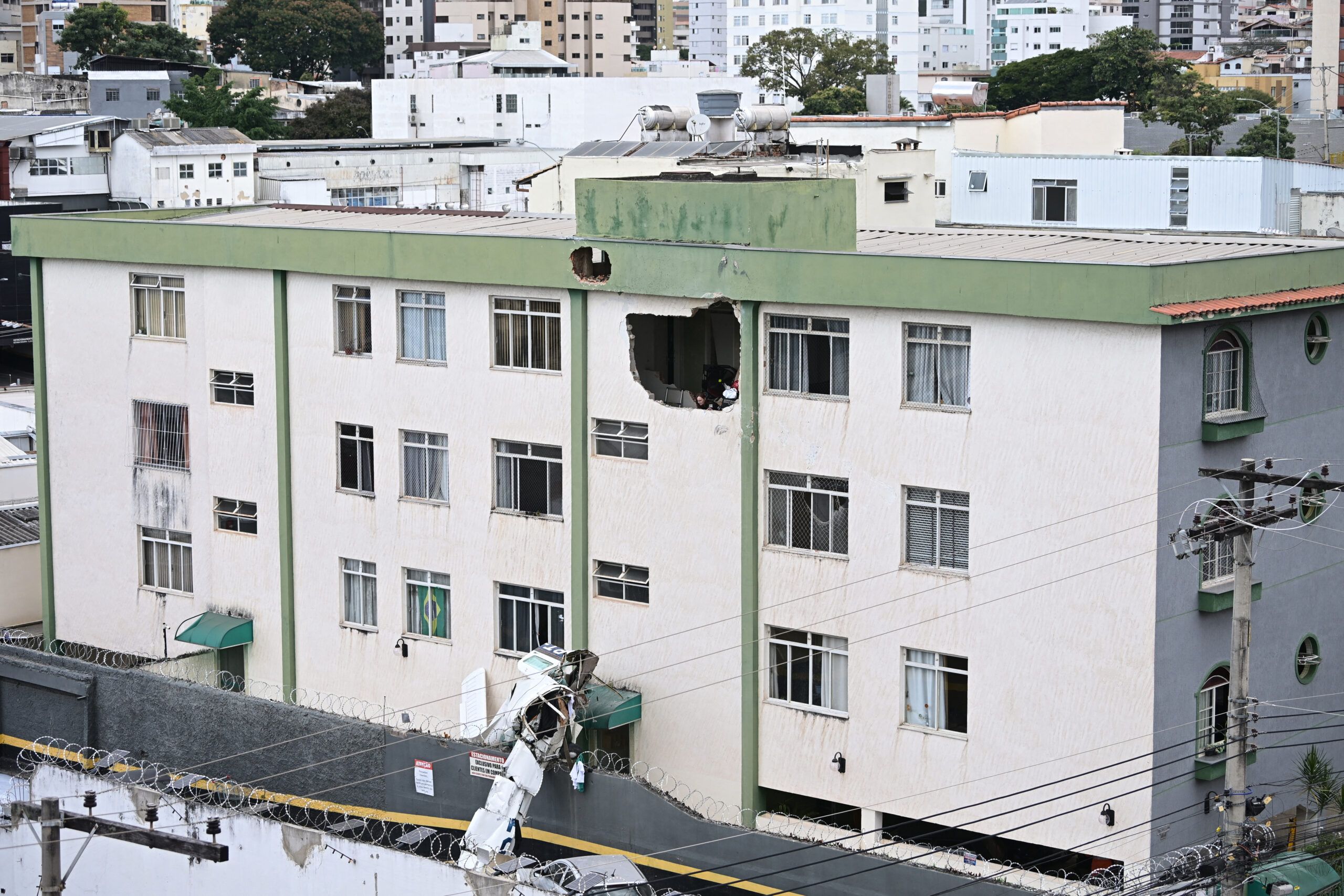 Fotos y video: Avioneta se estrella contra edificio residencial en Brasil