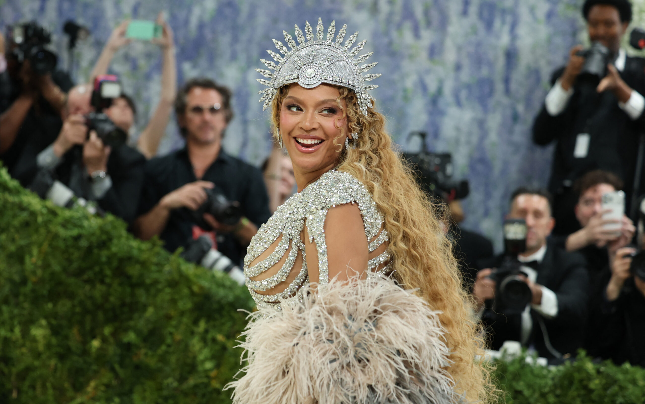 Sony Music compra catálogo con éxitos de Beyoncé y Leonard Cohen