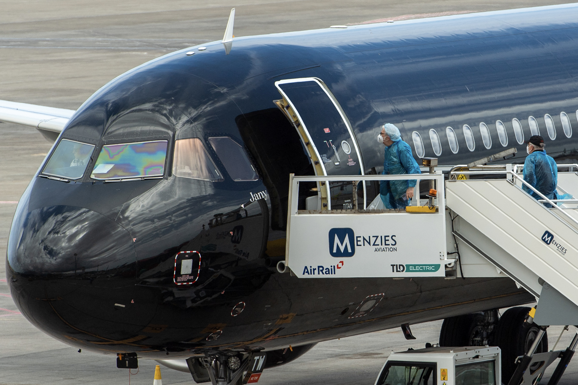 Llega a Madrid el avión con los evacuados del crucero de hantavirus
