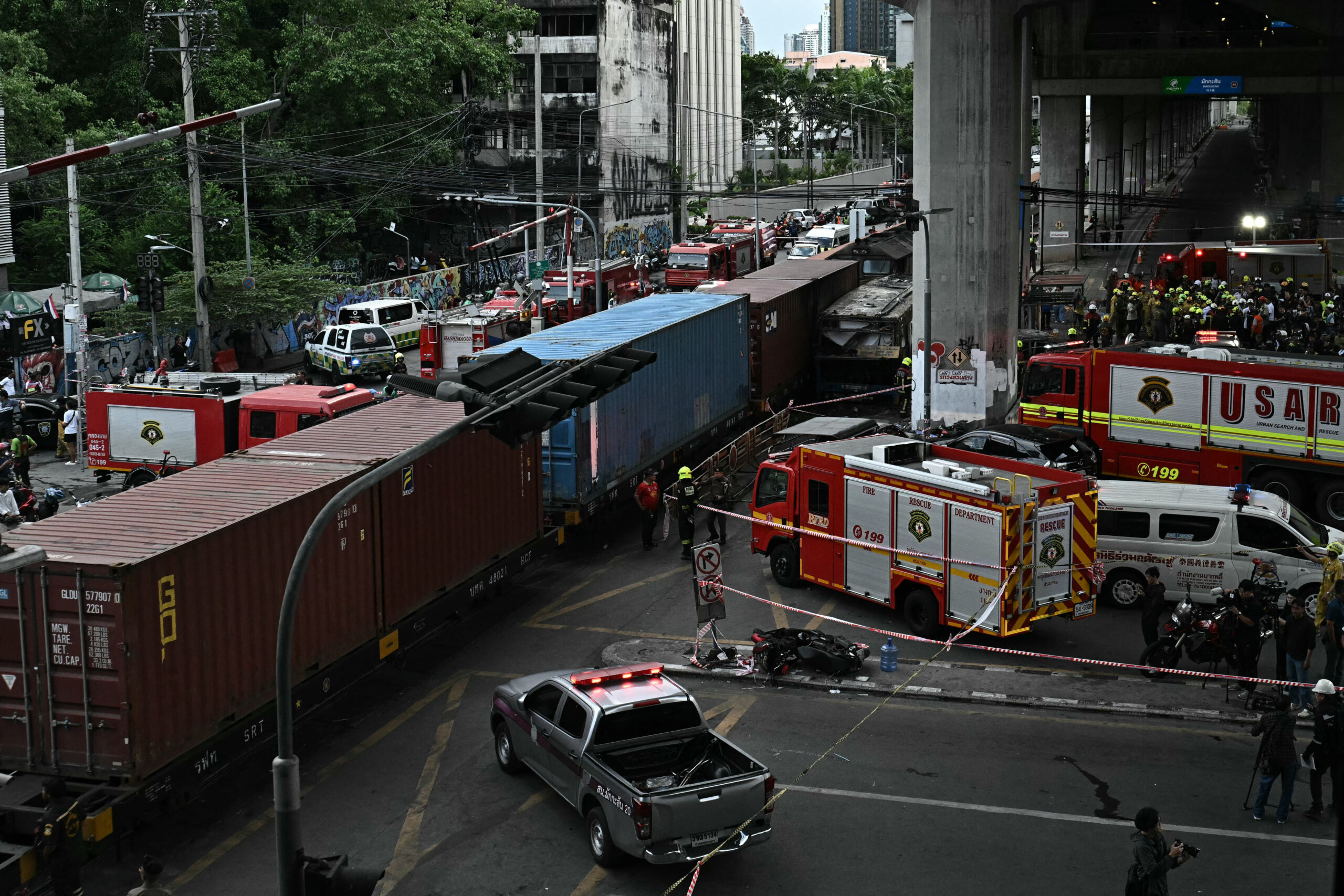 8 muertos y 35 heridos tras choque entre tren y bus en Bangkok