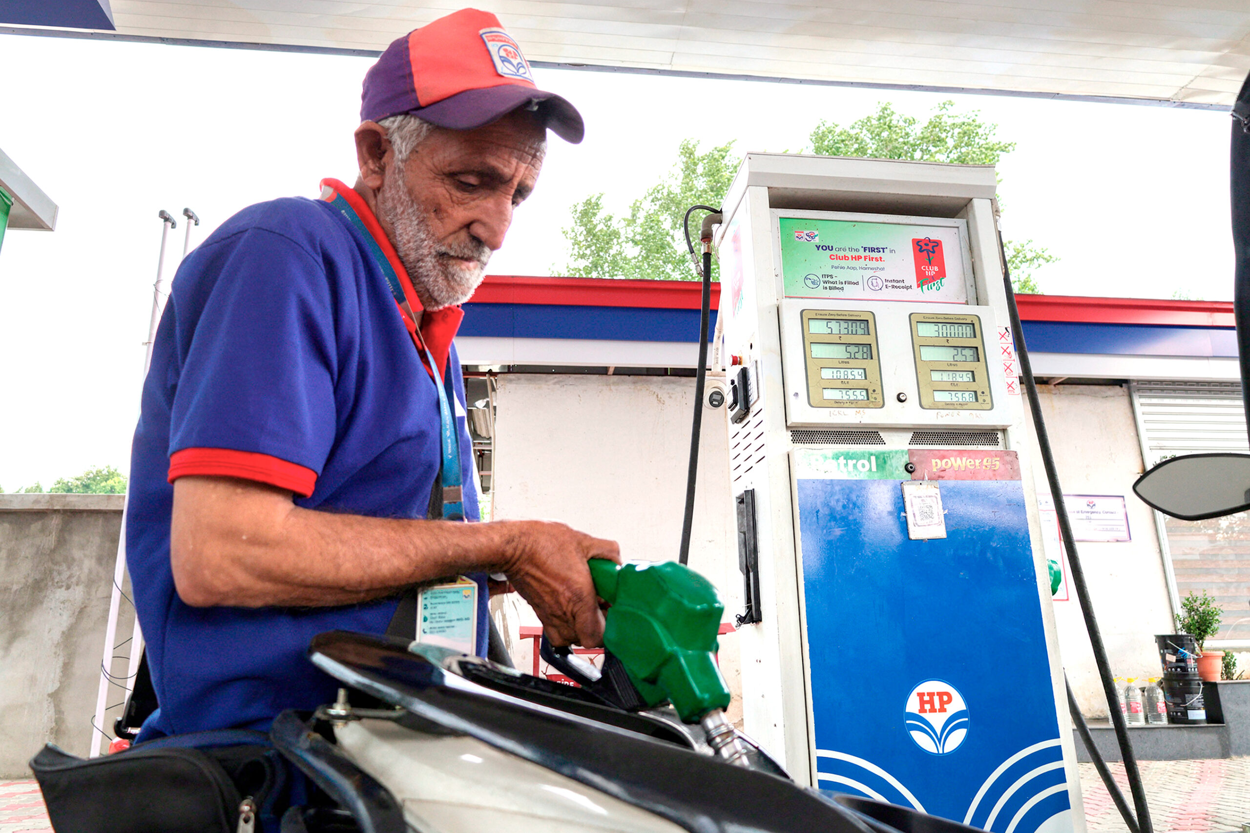 Cae precio del combustible