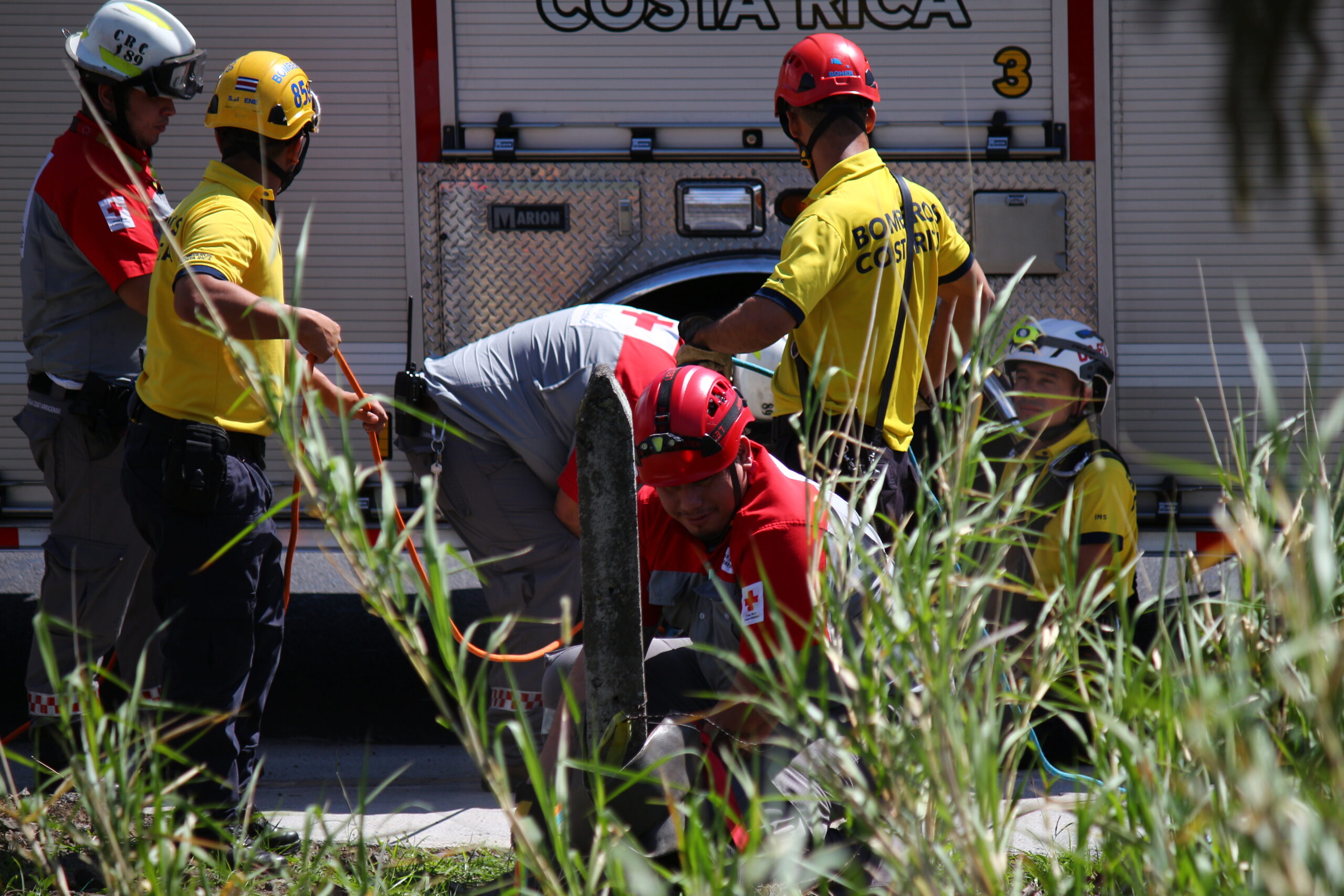 Fotos: Así fue el rescate de una mujer que cayó a río Pirro en Heredia
